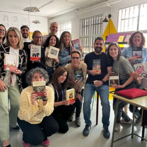 El profesorado celebra el Día del Libro con un amigo invisible literario