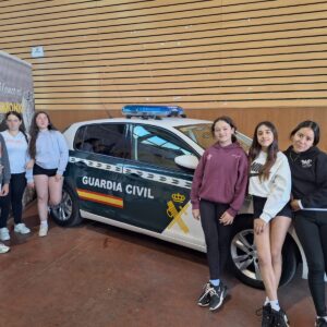 El alumnado de 1.º de ESO conoce de cerca la labor de la Guardia Civil